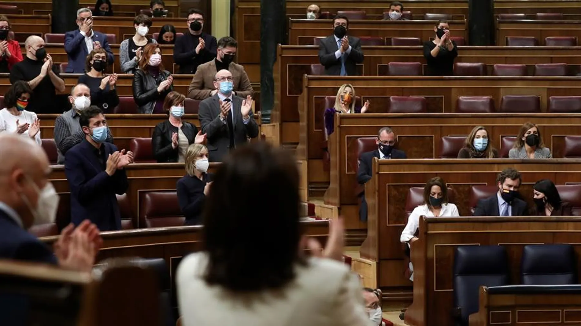 Parlamentarios aplauden durante el pleno del Congreso de los Diputados.