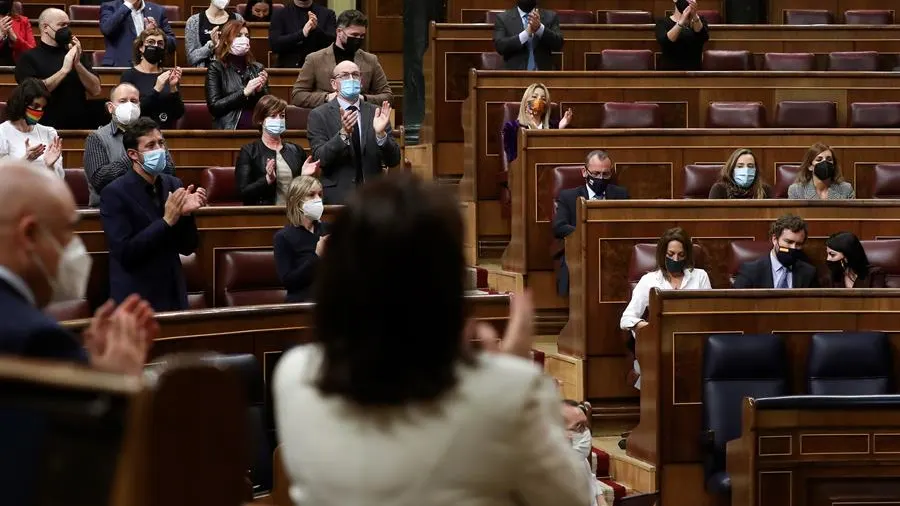 Parlamentarios aplauden durante el pleno del Congreso de los Diputados.