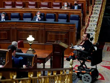 El portavoz de Unidas Podemos, Pablo Echenique, interviene en el Congreso.