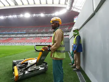 Trabajadores durante las obras en los estadios cataríes para el Mundial de 2022