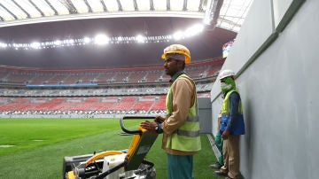 Trabajadores durante las obras en los estadios cataríes para el Mundial de 2022