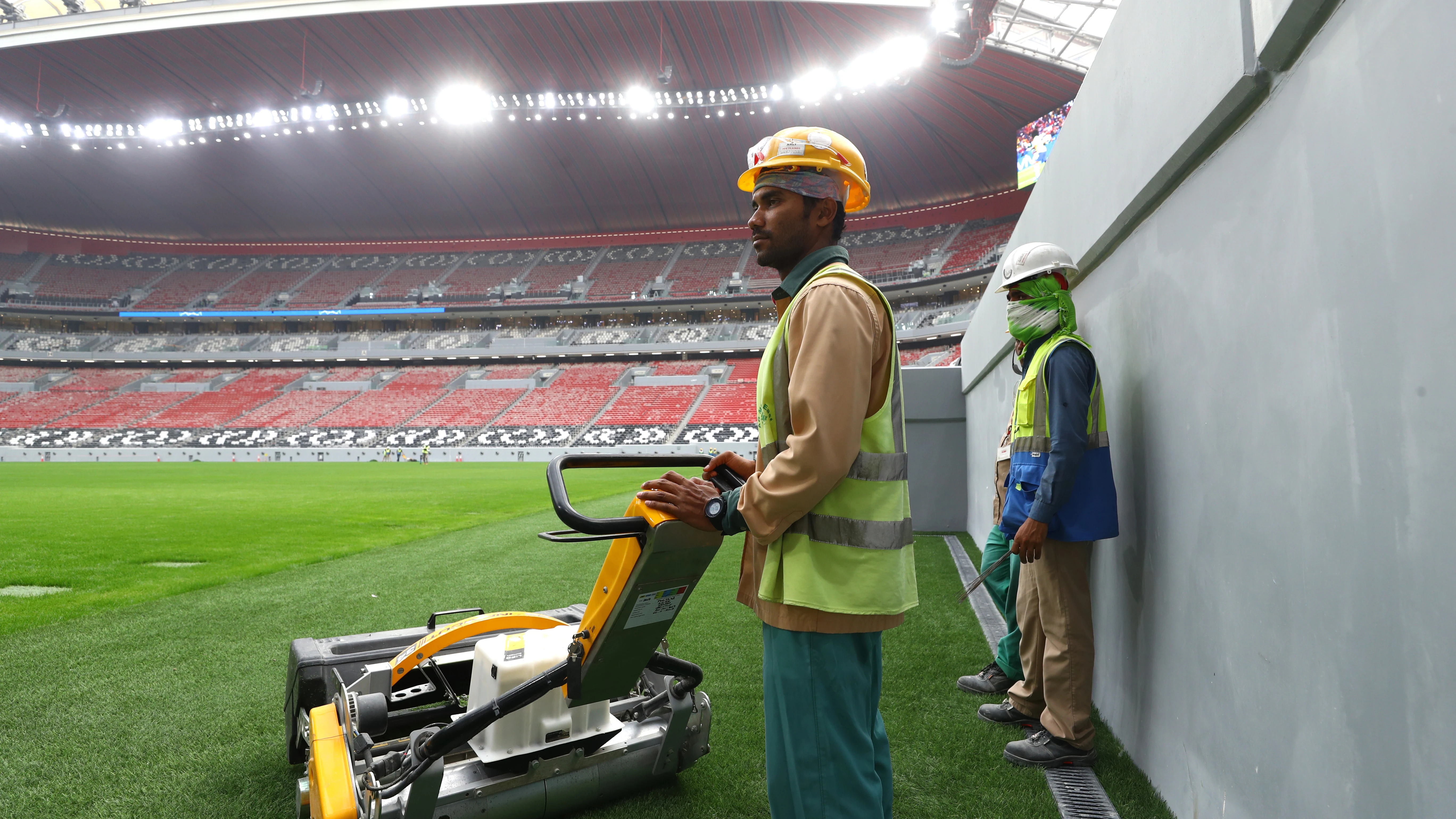 Trabajadores durante las obras en los estadios cataríes para el Mundial de 2022