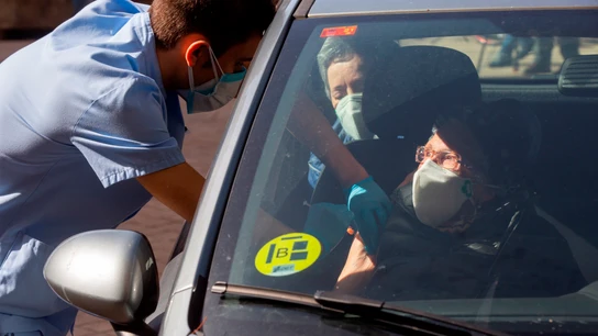 Un enfermero aplica la vacuna contra la covid-19 a Mari Carmen Ladrón de Guevara, de 101 años, en el Hospital Universitario de Álava Un enfermero aplica la vacuna contra la covid-19 a Mari Carmen Ladrón de Guevara, de 101 años, en el Hospital Universitario de Álava