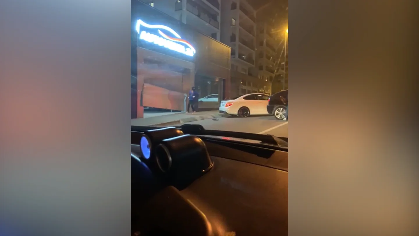 Este es el momento en el que los ladrones se llevan uno de los coches Vídeo robo