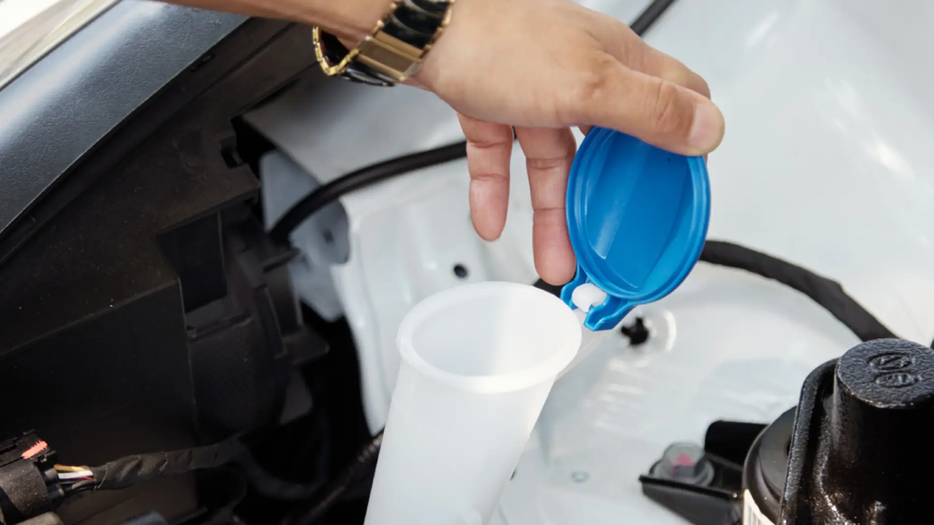 Mantenimiento fácil: cómo rellenar el líquido limpiaparabrisas y por qué no  utilizar sólo agua