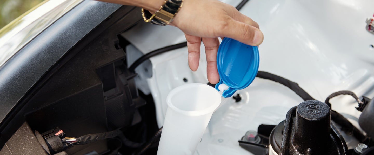 Por qué no debe llenarse de agua el depósito del limpiaparabrisas del coche?