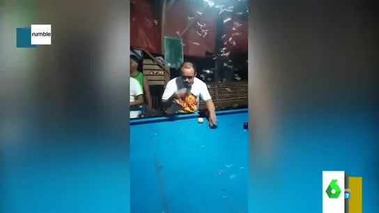 El desconcertante atracón de mosquitos de un hombre en un billar de Filipinas El desconcertante atracón de mosquitos de un hombre en un billar de Filipinas