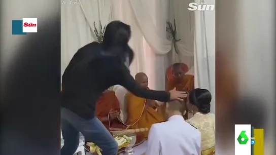 La brutal colleja de una señora a su yerno en plena boda con otra chica La brutal colleja de una señora a su yerno en plena boda con otra chica