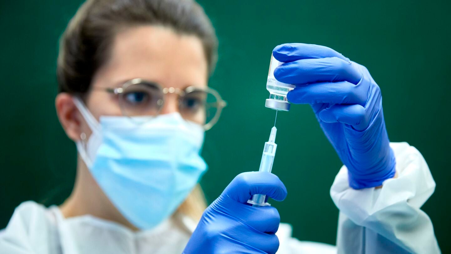 Una sanitaria prepara una dosis de la vacuna contra la covid