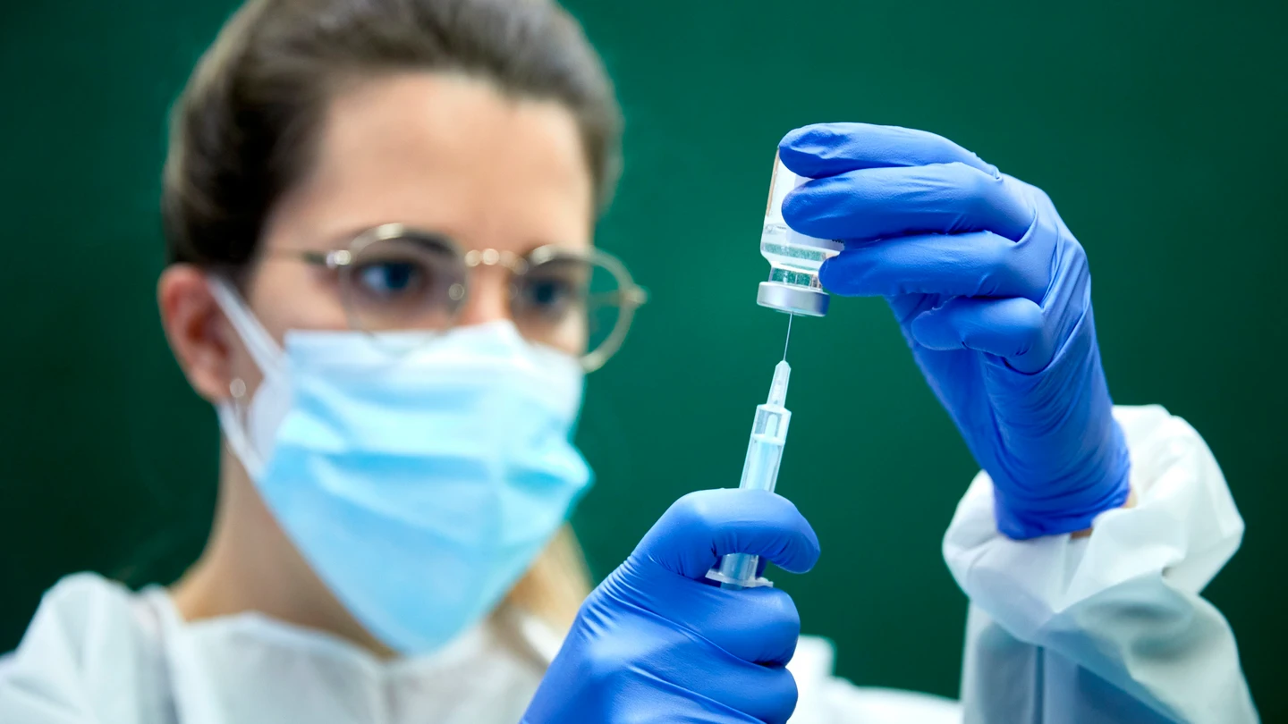 Una sanitaria prepara una dosis de la vacuna contra la covid Una sanitaria prepara una dosis de la vacuna contra la covid