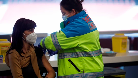 Una mujer recibe la dosis de la vacuna contra el coronavirus Una mujer recibe la dosis de la vacuna contra el coronavirus