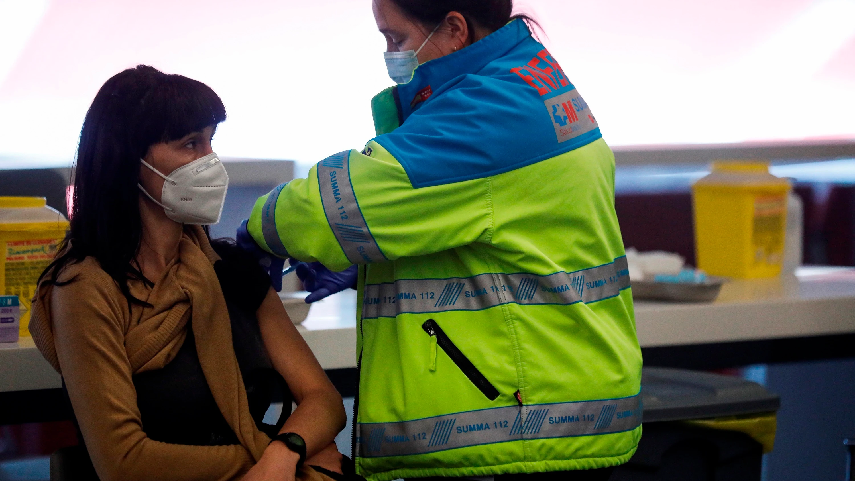 Una mujer recibe la dosis de la vacuna contra el coronavirus