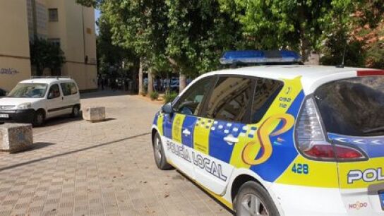 Coche patrulla de la Polic&iacute;a Local de Sevilla