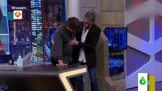 Jordi Évole vuelve a sufrir un ataque de cataplexia en El Hormiguero con Pablo Motos: "Es culpa de Iñaki" Jordi Évole vuelve a sufrir un ataque de cataplexia en El Hormiguero con Pablo Motos: "Es culpa de Iñaki"