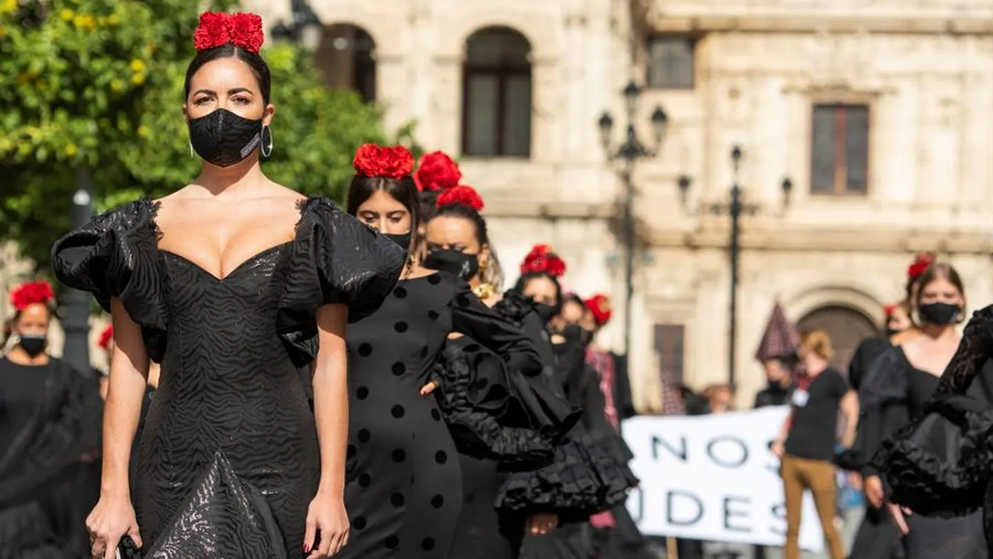 Día de Andalucía: desmontando tópicos y estereotipos del andaluz Desfile de moda flamenca con el que los empresarios de Andalucía se han manifestado en el centro de Sevilla para conseguir ayudas específicas para el sector