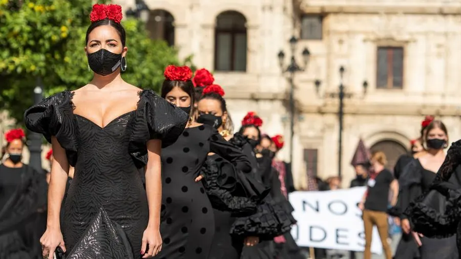 Desfile de moda flamenca con el que los empresarios de Andalucía se han manifestado en el centro de Sevilla para conseguir ayudas específicas para el sector