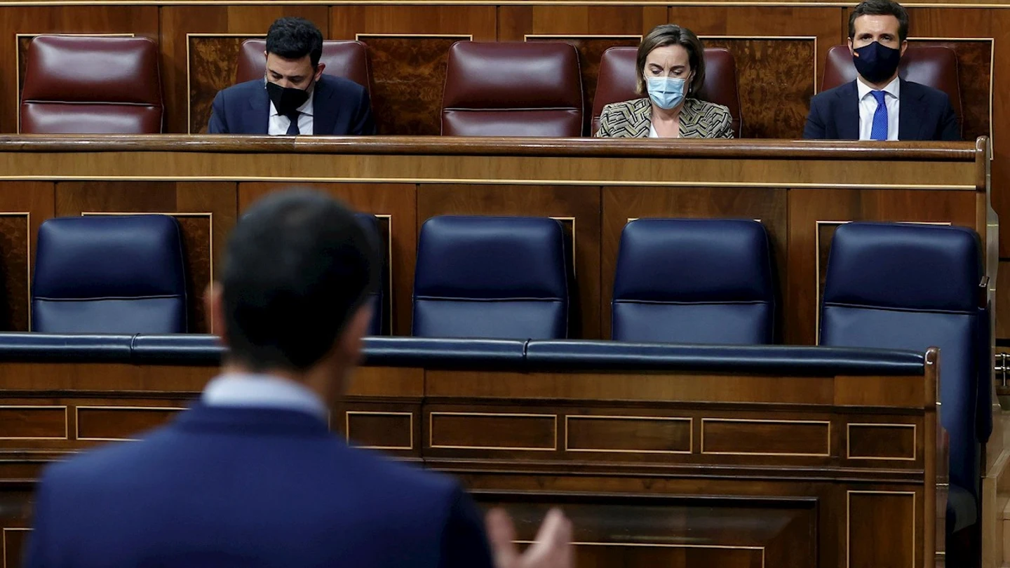 Sánchez frente a Pablo Casado en el Congreso Sánchez frente a Pablo Casado en el Congreso