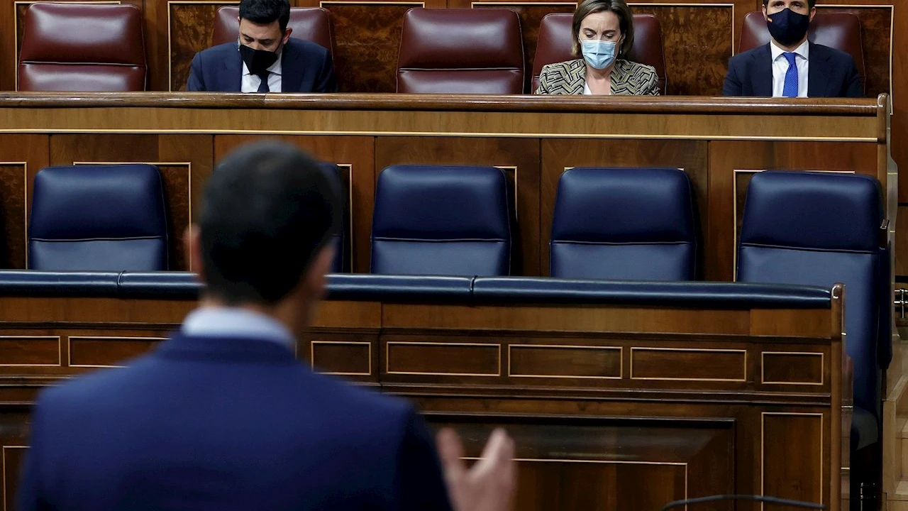 Sánchez frente a Pablo Casado en el Congreso