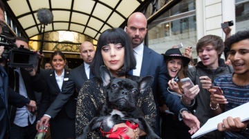 Lady Gaga con su perro en brazos Lady Gaga con su perro en brazos Lady Gaga con su perro en brazos Lady Gaga con su perro en brazos Lady Gaga con su perro en brazos