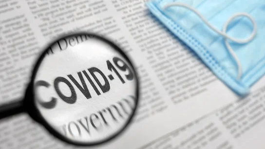 periódico y mascarilla periódico y mascarilla