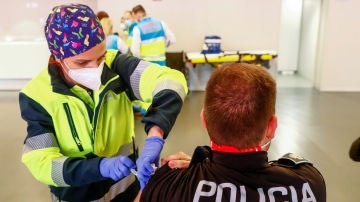 Un Policía Local recibe la vacuna contra la COVID-19