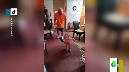 La desternillante imitación de una bebé de su abuelo La desternillante imitación de una bebé de su abuelo