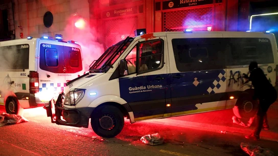 Diez detenidos en una nueva noche violenta de protestas en Barcelona a favor de Pablo Hasél Diez detenidos en una nueva noche violenta de protestas en Barcelona a favor de Pablo Hasél