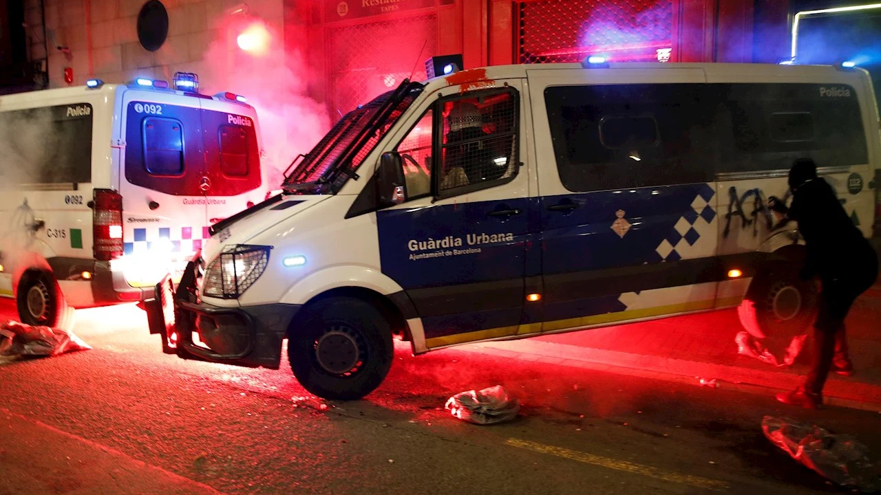 Diez detenidos en una nueva noche violenta de protestas en Barcelona a favor de Pablo Hasél