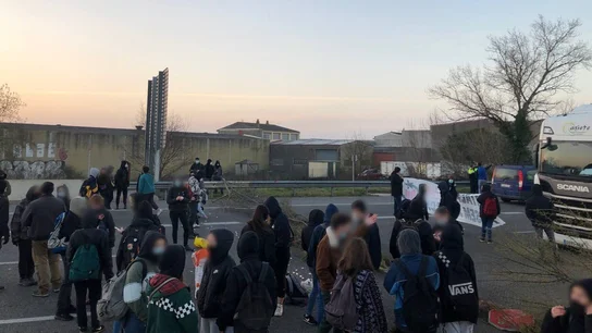 Un grupo de personas corta la carretera AP-7 en protesta por el encarcelamiento de Hasél Un grupo de personas corta la carretera AP-7 en protesta por el encarcelamiento de Hasél
