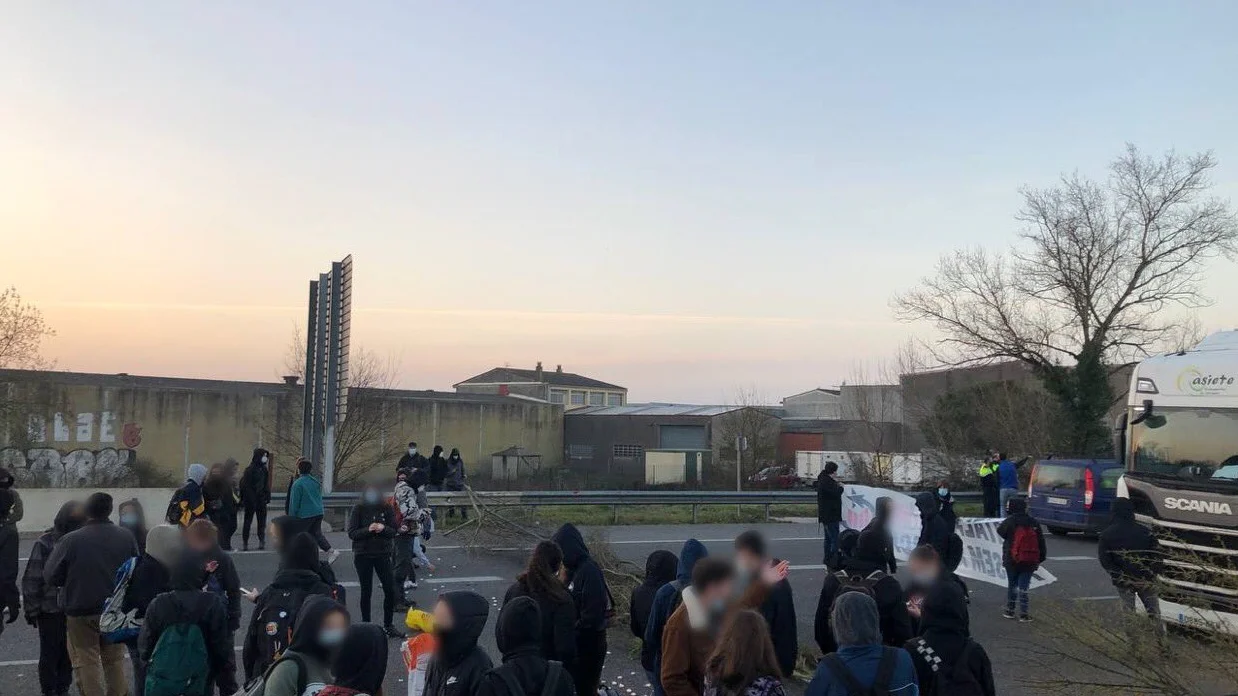 Un grupo de personas corta la carretera AP-7 en protesta por el encarcelamiento de Hasél