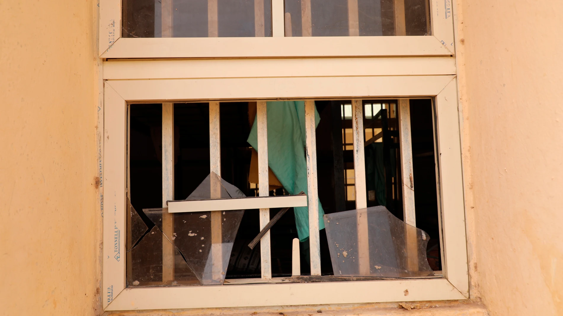 Una ventana rota en el instituto en el que más de 300 niñas han sido secuestradas en Nigeria