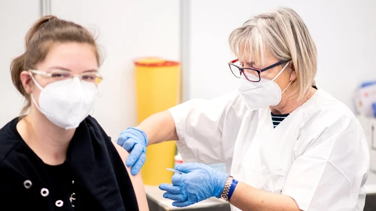 Una sanitaria vacuna contra la COVID-19 a una profesora en Bremen (Alemania) Una sanitaria vacuna contra la COVID-19 a una profesora en Bremen (Alemania)