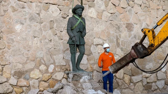 Imagen de la retirada de la estatua de Franco en Melilla Imagen de la retirada de la estatua de Franco en Melilla