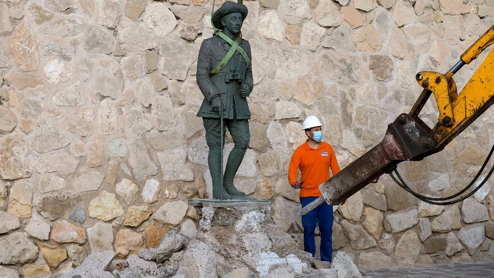 Imagen de la retirada de la estatua de Franco en Melilla