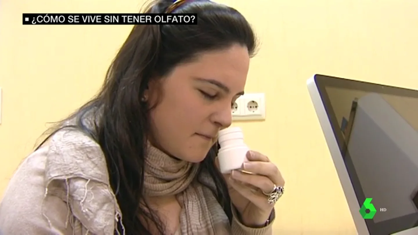 Imagen de una joven oliendo un frasco Imagen de una joven oliendo un frasco