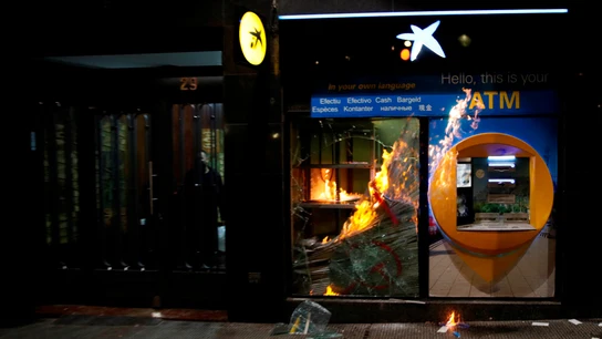 Sucursal bancaria destrozada en Barcelona por grupos de violentos Sucursal bancaria destrozada en Barcelona por grupos de violentos