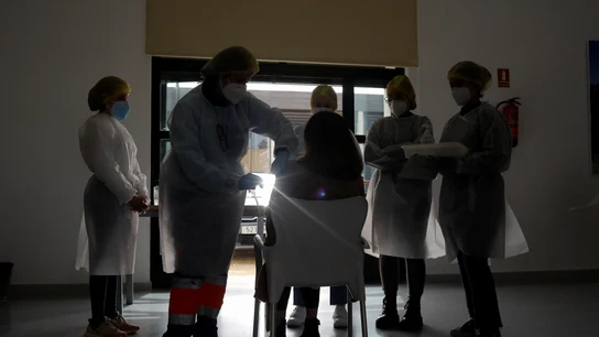 Un sanitario vacuna a un profesor en Ronda Un sanitario vacuna a un profesor en Ronda