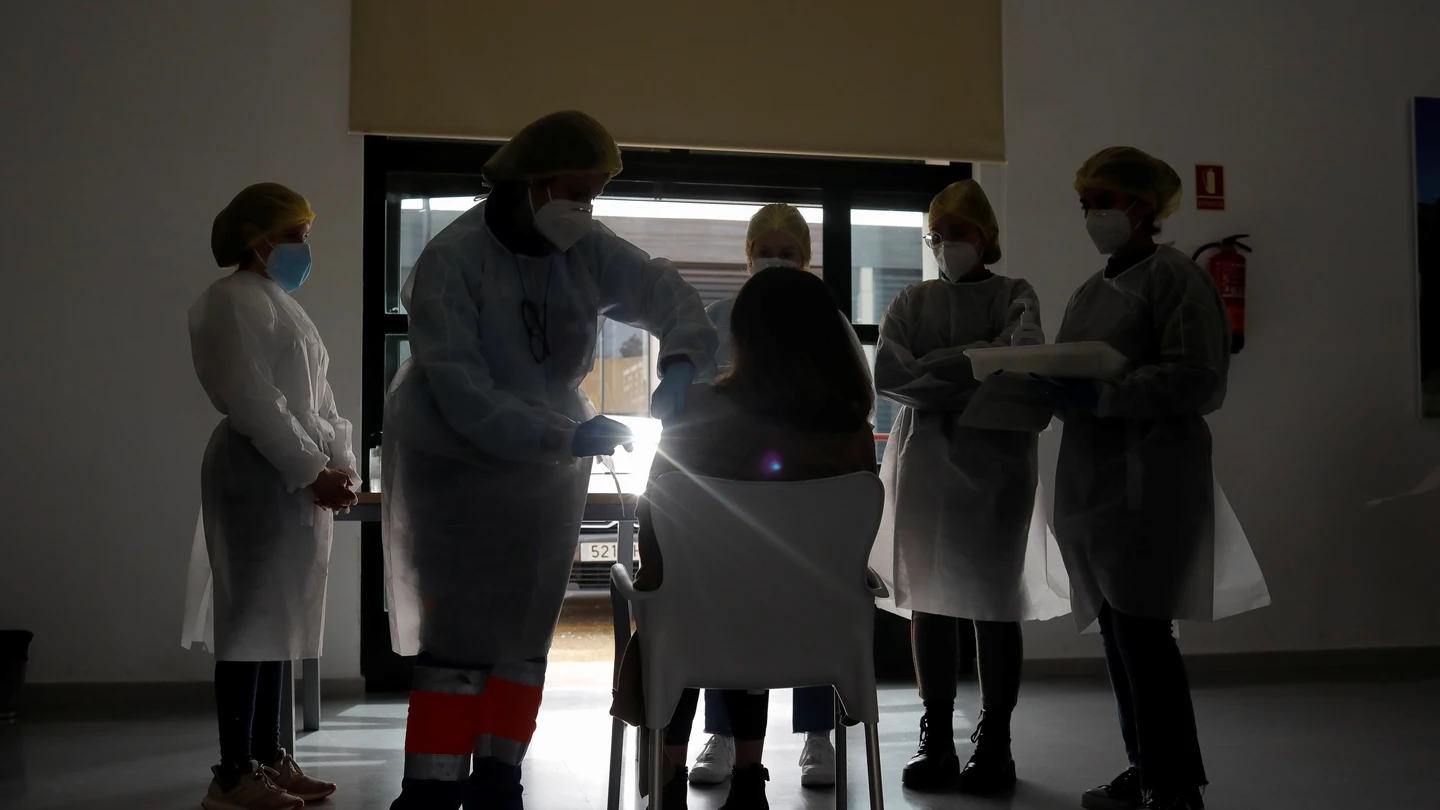 Un sanitario vacuna a un profesor en Ronda Un sanitario vacuna a un profesor en Ronda