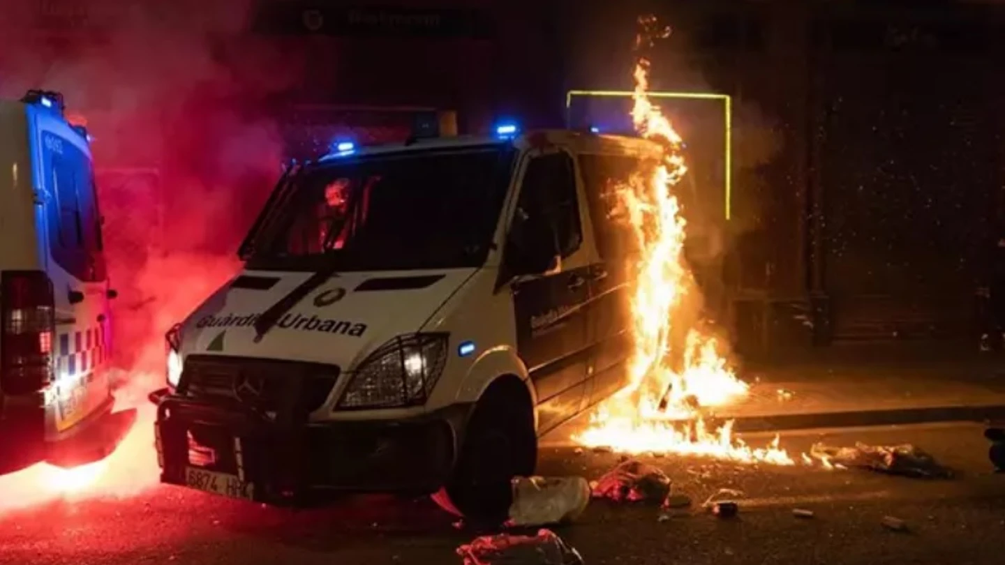 Imagen del furgón de la Guardia Urbana quemado por los acusados Queman un furgón de la Guardia Urbana en Barcelona