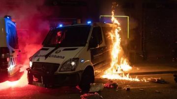 Imagen del furgón de la Guardia Urbana quemado por los acusados