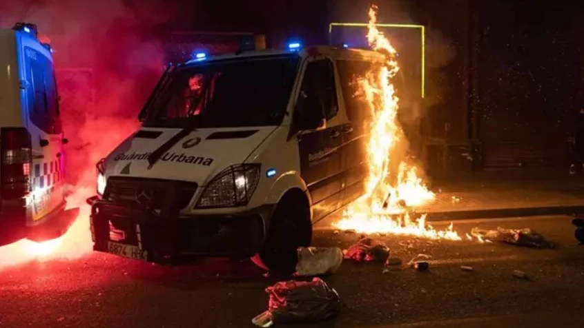 Queman un furgón de la Guardia Urbana en Barcelona