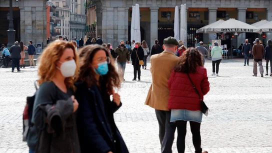 Varias personas transitan por la madrileña Plaza Mayor Varias personas transitan por la madrileña Plaza Mayor