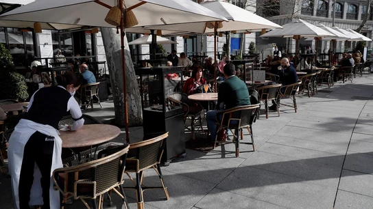 Varias personas en la terraza de una cafetería de Madrid Varias personas en la terraza de una cafetería de Madrid