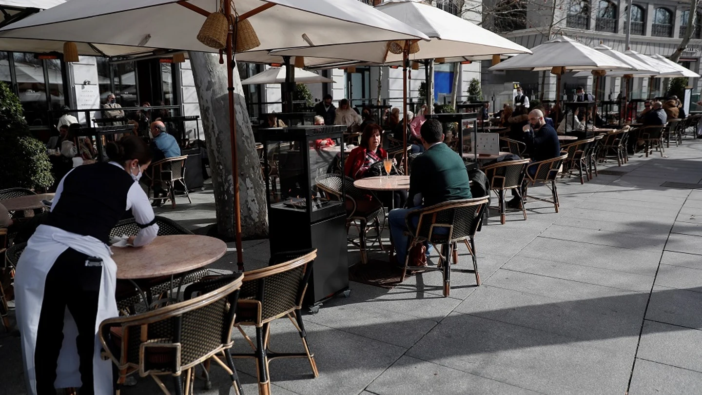 Varias personas en la terraza de una cafetería de Madrid Varias personas en la terraza de una cafetería de Madrid