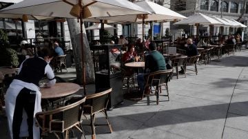 Varias personas en la terraza de una cafetería de Madrid