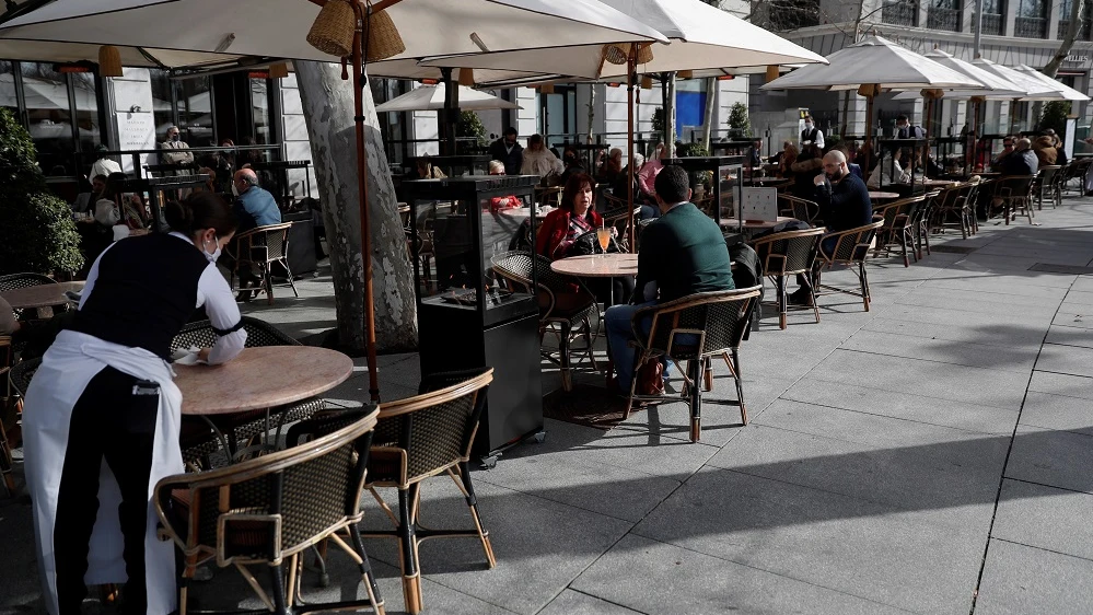 Varias personas en la terraza de una cafetería de Madrid