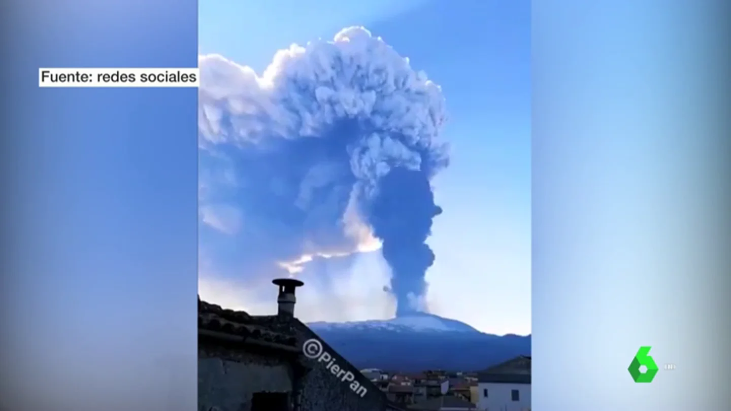El volcán Etna vuelve a rugir con una erupción que provoca una lluvia de ceniza y lava y una inmensa columna de humo El volcán Etna vuelve a rugir con una erupción que provoca una lluvia de ceniza y lava y una inmensa columna de humo