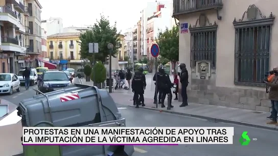 Increpan y lanzan objetos a la Policía durante una manifestación tras la imputación del hombre agredido en Linares Increpan y lanzan objetos a la Policía durante una manifestación tras la imputación del hombre agredido en Linares