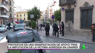 Increpan y lanzan objetos a la Policía durante una manifestación tras la imputación del hombre agredido en Linares