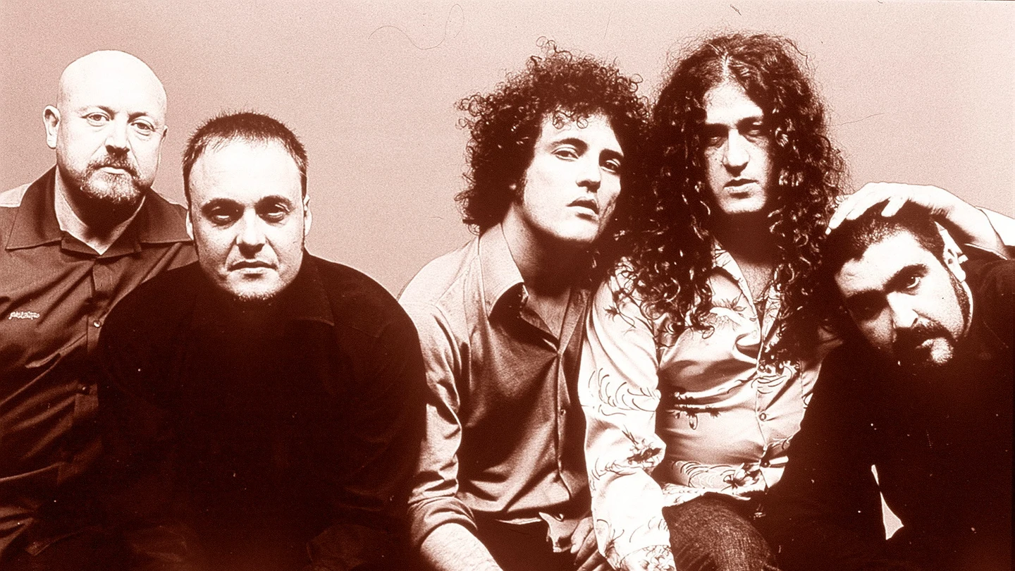 Los miembros de M-Clan, de izquierda a derecha: Pascual Saura (bajo), Ricardo Ruipérez (guitarra), Carlos Tarque (voz), Santiago Campillo (guitarras), Juan Antonio Otero 'Oti' (batería) Los miembros de M-Clan, de izquierda a derecha: Pascual Saura (bajo), Ricardo Ruipérez (guitarra), Carlos Tarque (voz), Santiago Campillo (guitarras), Juan Antonio Otero 'Oti' (batería)